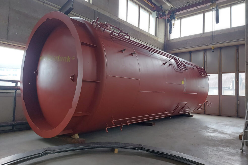 Wärmespeicher 111 m3, noch in der Produktionshalle in Oberburg BE.